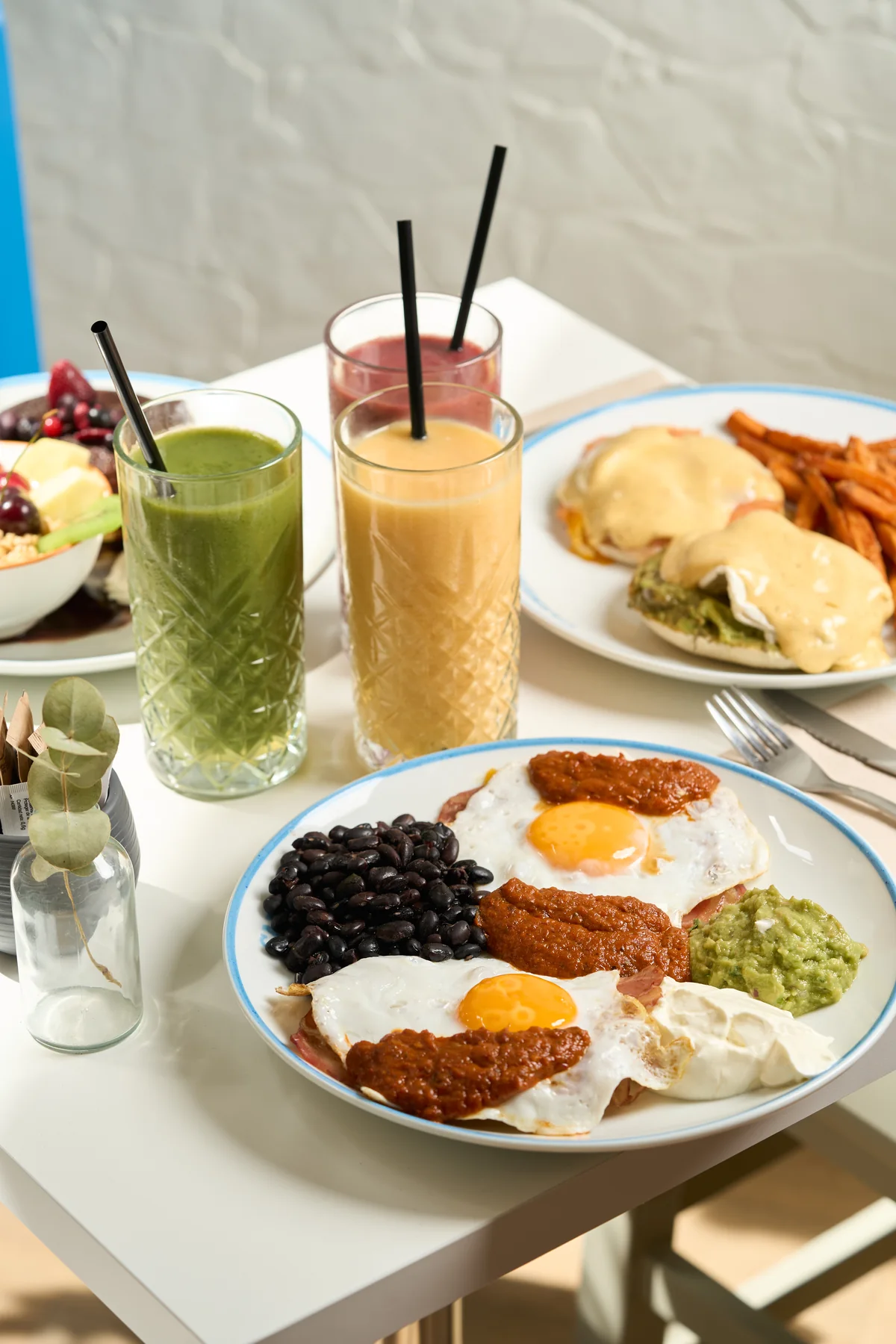 Huevos rancheros con frijoles y guacamole, bebidas y benedictinos en Carmencita Brunch